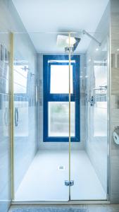 Bilik mandi di Perfect Ground Floor with Sea View