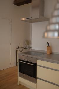 eine Küche mit einem schwarz-weißen Herd mit Backofen in der Unterkunft Studio Nolo by Simone Antwerp in Antwerpen