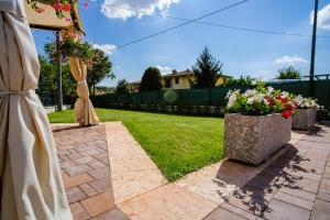 Κήπος έξω από το Residenza "Rosè del Garda"