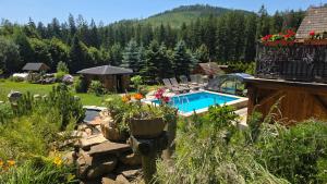 a backyard with a swimming pool and a garden at Staro Chałpa in Istebna