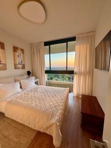 ein Schlafzimmer mit einem Bett und einem großen Fenster in der Unterkunft Caesarea -Sunset Sea View in Caesarea + 33 Fotos
