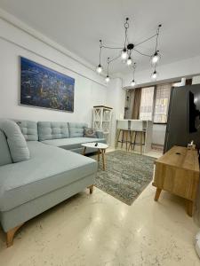 スチャヴァにあるAltheda Living West Side 14-B1のソファとテーブルのあるリビングルーム