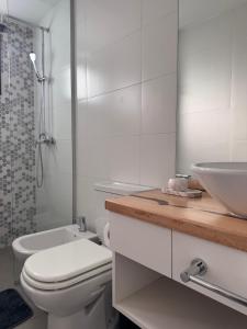 Koupelna v ubytování Departamentos Exclusivos by FAZ - Forja, Instituto, Atenas, Plaza de la musica, Estadio Kempes, Clinica Reina Fabiola, Sanatorio Allende - Ubicacion Estrategica