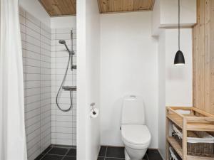 ein Badezimmer mit Toilette und Dusche in der Unterkunft Holiday Home Skamhals - 440m to the inlet by Interhome in Frederiksværk