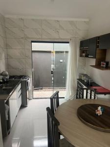 Η κουζίνα ή μικρή κουζίνα στο Casa por diária na praia itapoa