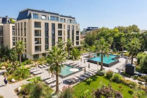 - une vue aérienne sur un hôtel avec 2 piscines et des palmiers dans l'établissement Artistic space in Azur Premium, à Varna