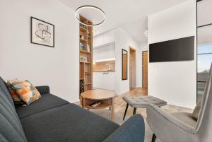 un salon avec un canapé et une table dans l'établissement Artistic space in Azur Premium, à Varna