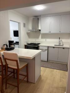 a kitchen with white cabinets and a white counter top at Apartamento espaçoso Praia Brava in Itajaí