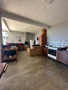 Caparaó VelhoにあるCasa por do Solの広いリビングルーム(コンロ、キッチン付)