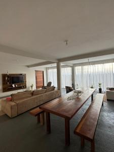 Caparaó VelhoにあるCasa por do Solのソファとテーブルのあるリビングルーム
