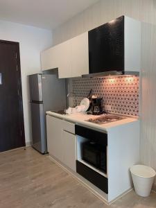 una cucina con lavello e microonde di Modern studio Royal lee the terminal phuket airport a Ban Bo Han