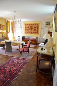 uma sala de estar com uma mesa e cadeiras e um sofá em Chambres d'hôtes Château de Bonabry em Hillion