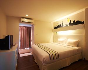 een hotelkamer met een bed en een raam bij The Phoenix Hotel Bangkok - Suvarnabhumi Airport in Lat Krabang