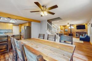 Un comedor con una mesa y un ventilador de techo. en Tata Cabin, en South Lake Tahoe