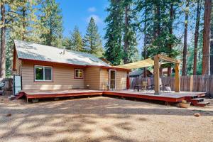 Cabaña pequeña en el bosque con terraza en Tata Cabin, en South Lake Tahoe
