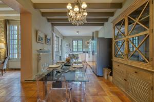 a dining room with a table and a chandelier at Fripouille - A 100 m de la plage in Royan
