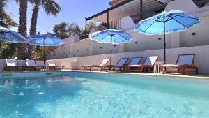 Πισίνα στο ή κοντά στο La Bohem'Azur Villa Golfe St Tropez 170m2 5 chambres Piscine Spa Magnifique Vue Dégagée Déco Bohème Chic