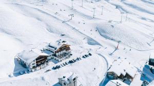 una vista aérea de una estación de esquí en la nieve en Hotel Enzian, en Zürs am Arlberg