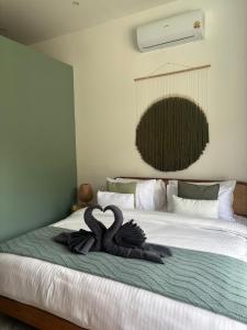two swans sitting on a bed in a bedroom at Villa Selva, Lamai in Amphoe Koh Samui