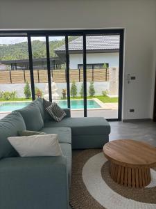 a living room with a couch and a coffee table at Villa Selva, Lamai in Amphoe Koh Samui