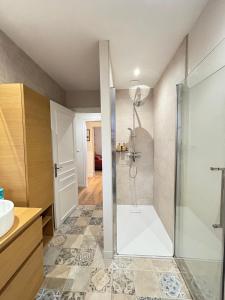 a bathroom with a shower with a glass door at Hypercentral Champagne Nest in Épernay