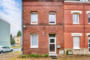 an old red brick building with a white door at L'instant 47 - Maison de ville - Parking gratuit in Sotteville-lès-Rouen