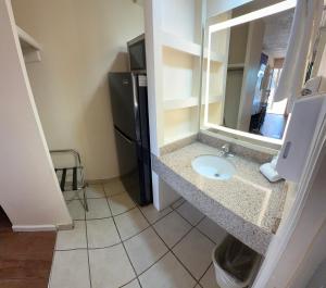 Ένα μπάνιο στο Denver City Motel