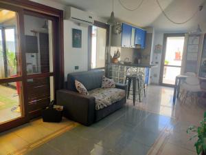 a living room with a couch and a kitchen at THE ROOFTOP in Pero