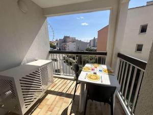 Un balcon sau o terasă la Charmant Studio 2 Pers. au Cap d'Agde, Loggia Ensoleillée - FR-1-249-464