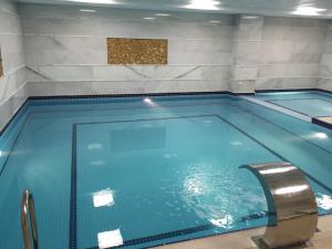 Бассейн в YZE Pırlanta Hotel или поблизости