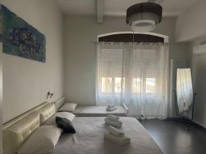 sala de estar con sofá y 2 toallas en buonconsiglio 199, en Trento