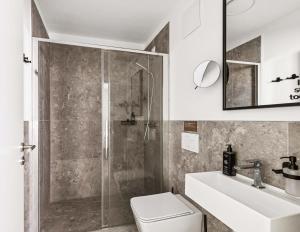 a bathroom with a shower and a toilet and a sink at Limehome Karlsruhe Kaiserstraße in Karlsruhe +27 photos
