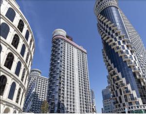 Dos edificios altos uno al lado del otro en una ciudad en Apartment Orbi Lux, en Batumi