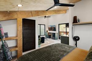 Llit o llits en una habitació de OMI Studio in Creede, CO