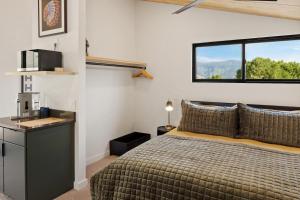 Llit o llits en una habitació de OMI Studio in Creede, CO