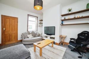 Langley MillにあるSpacious 4BR Home, Garden, Smart TV, WiFi, Heanorのソファとテレビのあるリビングルーム