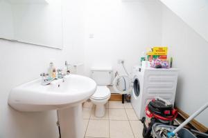Langley MillにあるSpacious 4BR Home, Garden, Smart TV, WiFi, Heanorの洗面台と洗濯機を備えたバスルーム +9枚の写真