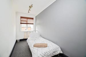 Langley MillにあるSpacious 4BR Home, Garden, Smart TV, WiFi, Heanorのベッドと窓のある寝室