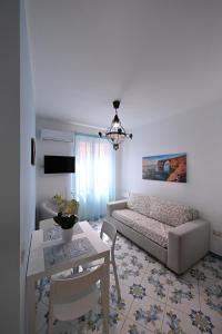 una sala de estar con un sofá y una mesa en Borgo Marinaro, en Vico Equense