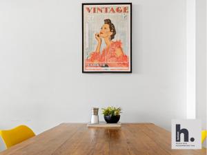 ein Esstisch mit einem Vintage-Filmplakat in der Unterkunft Free Parking - Balcony - Siemens - Perfect for Business & Weekends x6 Units in Hull