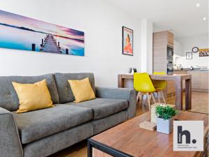 ein Wohnzimmer mit Sofa und Tisch in der Unterkunft Free Parking - Balcony - Siemens - Perfect for Business & Weekends x6 Units in Hull