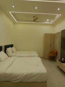 ブリンダーバンにあるVrindavan stayのベッド2台と天井のある寝室 +48枚の写真