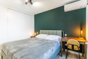 マドリードにあるTu casa con terraza en Madridのベッドと机と椅子のある寝室