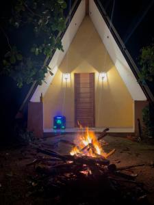 un falò di fronte a una casa di notte di Camping José & Maria a Santa Luzia do Pará