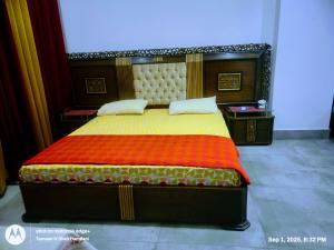 Ένα ή περισσότερα κρεβάτια σε δωμάτιο στο Comfort Suites Karachi