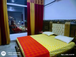 Ένα ή περισσότερα κρεβάτια σε δωμάτιο στο Comfort Suites Karachi
