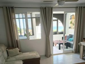 Una sala de estar con un sofá y una ventana. en Los Caballos, en Alcossebre 2 fotos más