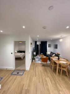 Ένα ή περισσότερα κρεβάτια σε δωμάτιο στο Stylish Luxury 1-Bed Apt in Birmingham City w Patio