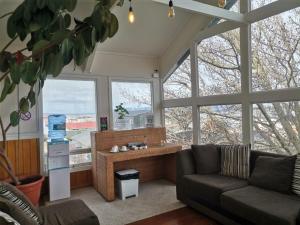 ein Wohnzimmer mit einer Couch und einigen Fenstern in der Unterkunft Darwin Hotel in Puerto Natales