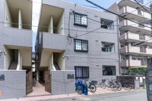 a building with bikes parked outside of it at リトリートコート西新 in Fukuoka